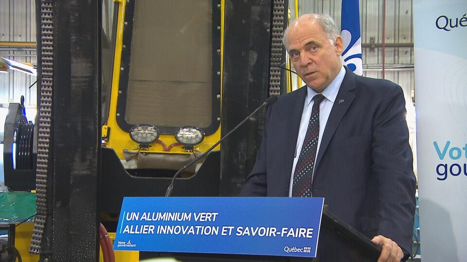 Pierre Fitzgibbon parle derrière un lutrin.