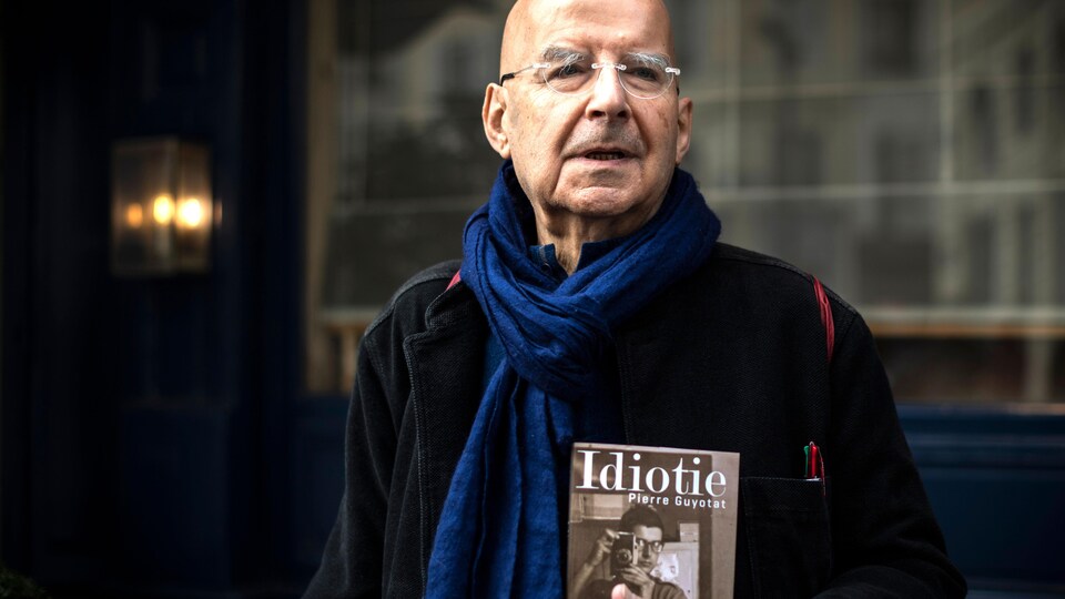 L'homme pose avec son livre pour les photographes