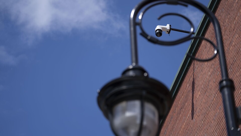 Une caméra de surveillance posée sur le dessus d'un lampadaire au centre-ville de Sherbrooke. 