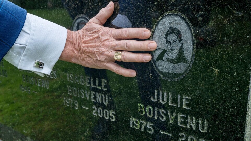 La main de Pierre-Hugues Boisvenu sur la pierre tombale de sa fille. 