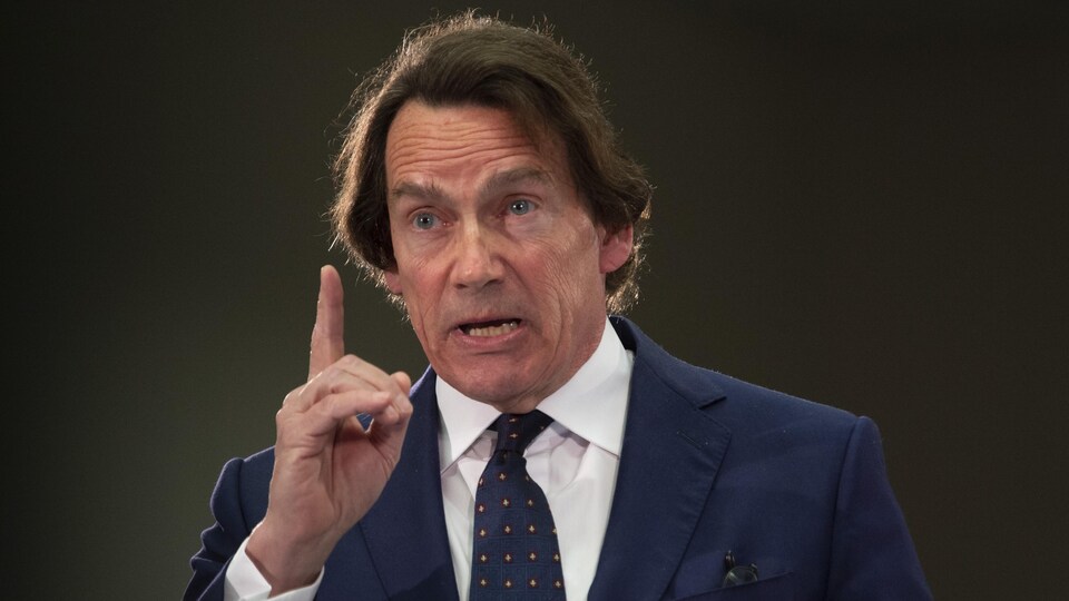 Le président et chef de la direction de Québecor, Pierre Karl Péladeau, parle lors de l'audience du CRTC.