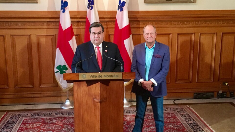 Le maire de Montréal, Denis Coderre, présentant le nouveau chargé de mission-circulation de la Ville, Pierre Lacasse, en conférence de presse.