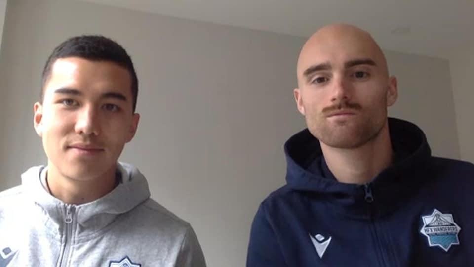 Deux joueurs des Wanderers en entrevue devant une même webcam.