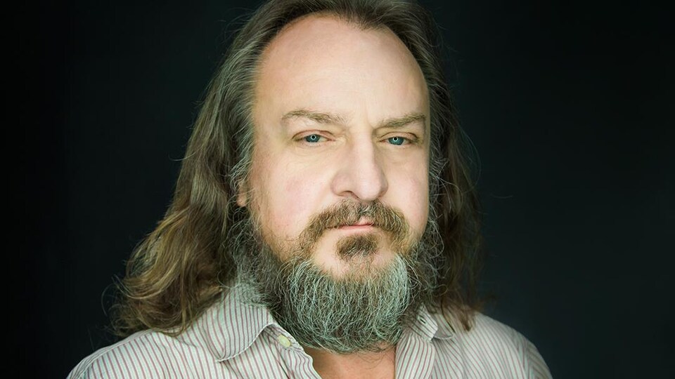 Un homme barbu