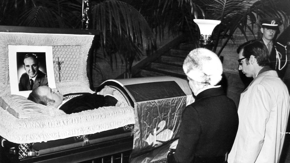 Le premier ministre québécois Robert Bourassa et son épouse s'agenouillent devant le corps de l'ancien ministre Pierre Laporte assassiné par le FLQ, en octobre 1970.