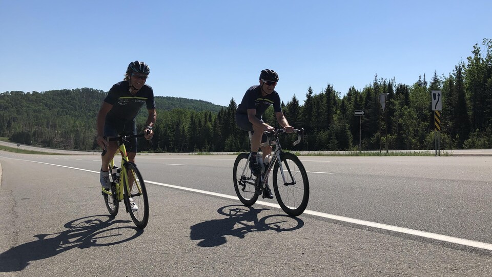 PIerre Lavoie et un ami roulent à vélo en bordure de la route 175.