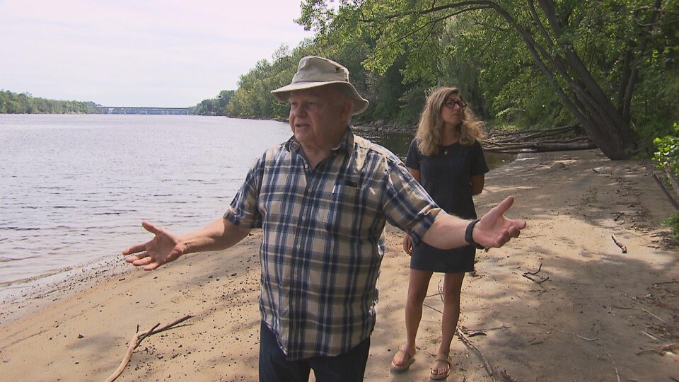 Pierre-Léon Trempe et Annie Bourassa sont sur une plage en bordure de rivière.