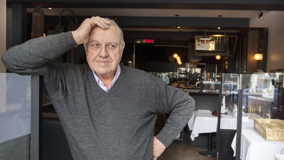Portrait de Pierre Lévêque dans son restaurant.