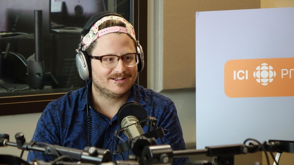 Photo de Pierre-Luc Landry en studio à l'émission Les malins à Radio-Canada