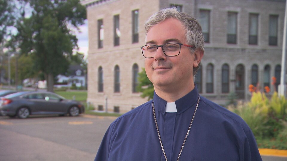 Le recteur du Sanctuaire Notre-Dame-du-Cap, Pierre-Olivier Tremblay, en entrevue à Radio-Canada.