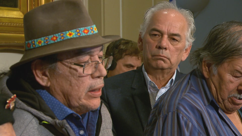Les deux hommes dans une conférence de presse à Québec, debout.