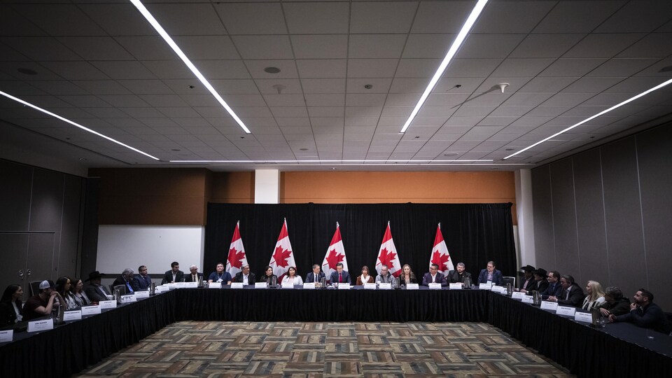 Pierre Poilievre en compagnie de leaders autochtones lors d'un point de presse à Vancouver, le 24 janvier 2023.