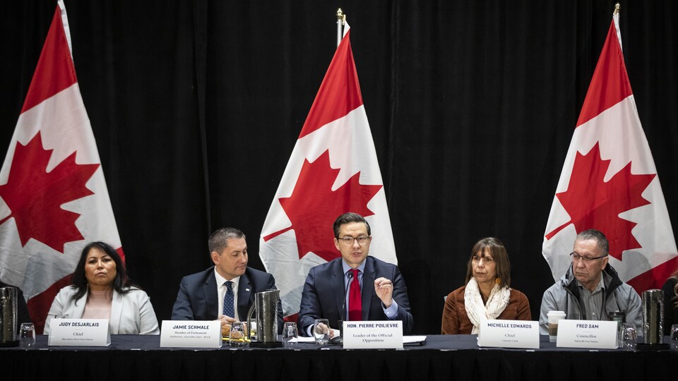 Pierre Poilievre en compagnie de leaders autochtones lors d'un point de presse à Vancouver, le 24 janvier 2023.