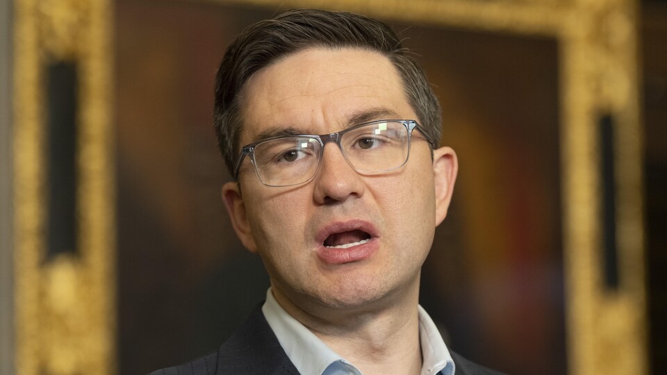 Pierre Poilievre s'adresse aux journalistes.