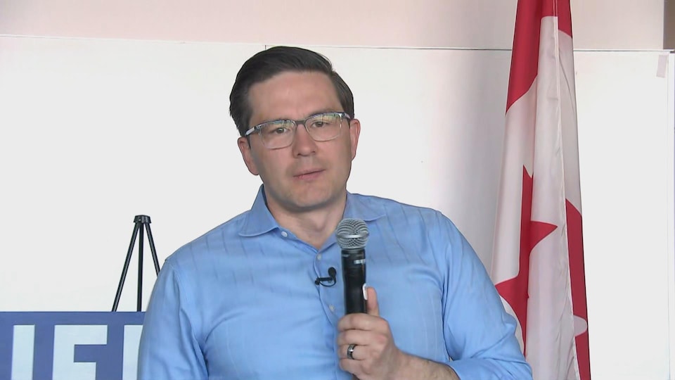 Portrait de Pierre Poilièvre, un micro à la main, en train de faire un discours.