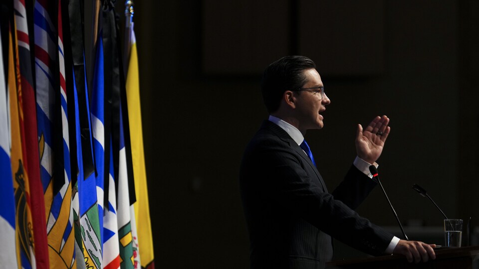 Le chef du Parti conservateur du Canada, Pierre Poilievre, prononce un discours.