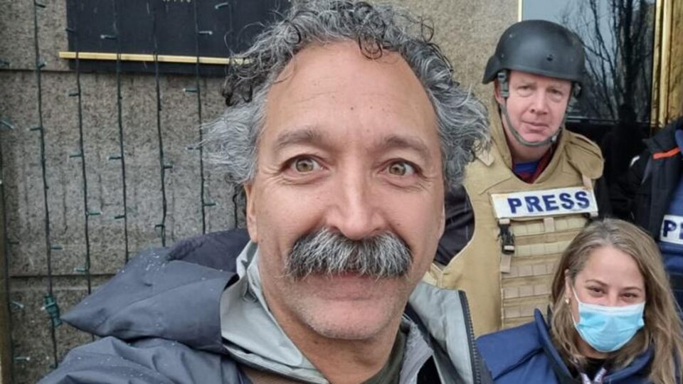Pierre Zakrzewski s'est photographié avec les membres de son équipe.