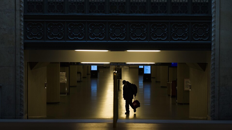 Un piéton marche seul devant la gare Union à Toronto.
