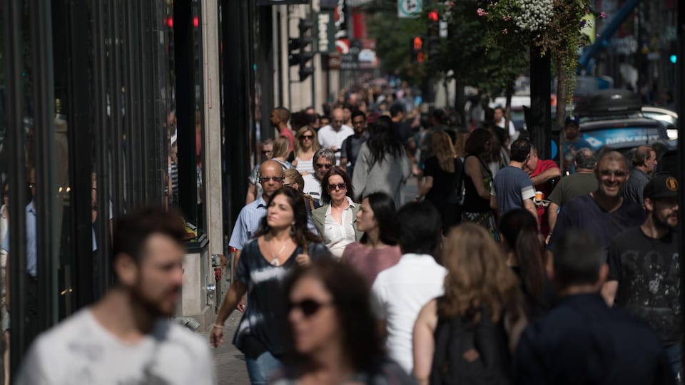 Des piétons déambulent rue Sainte-Catherine à Montréal.