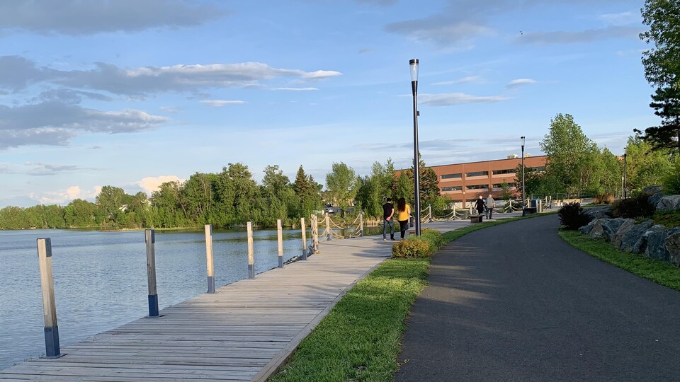 Des piétons près du lac Osisko à Rouyn-Noranda.