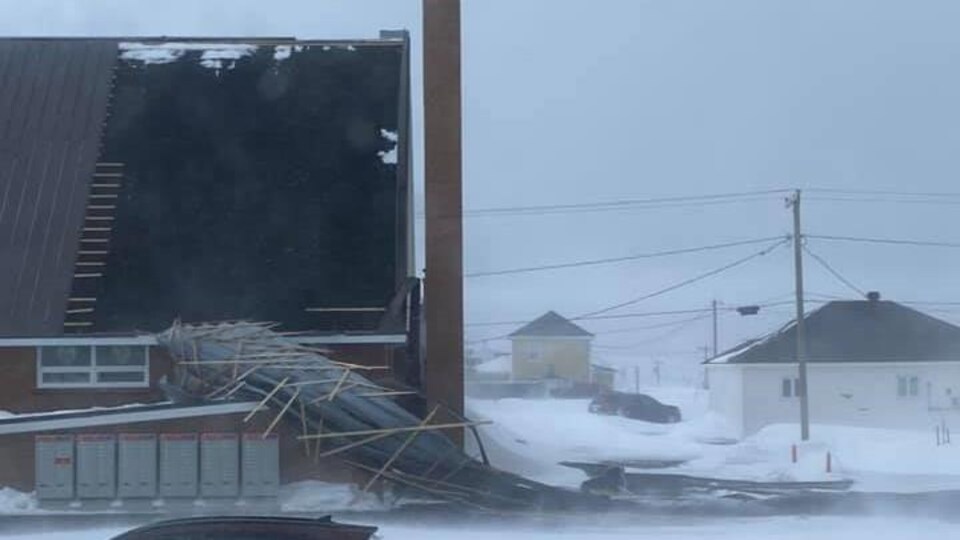 Le toit de l'église de Pigeon Hill s'est envolé mardi, en raison des grands vents qui frappent la région.