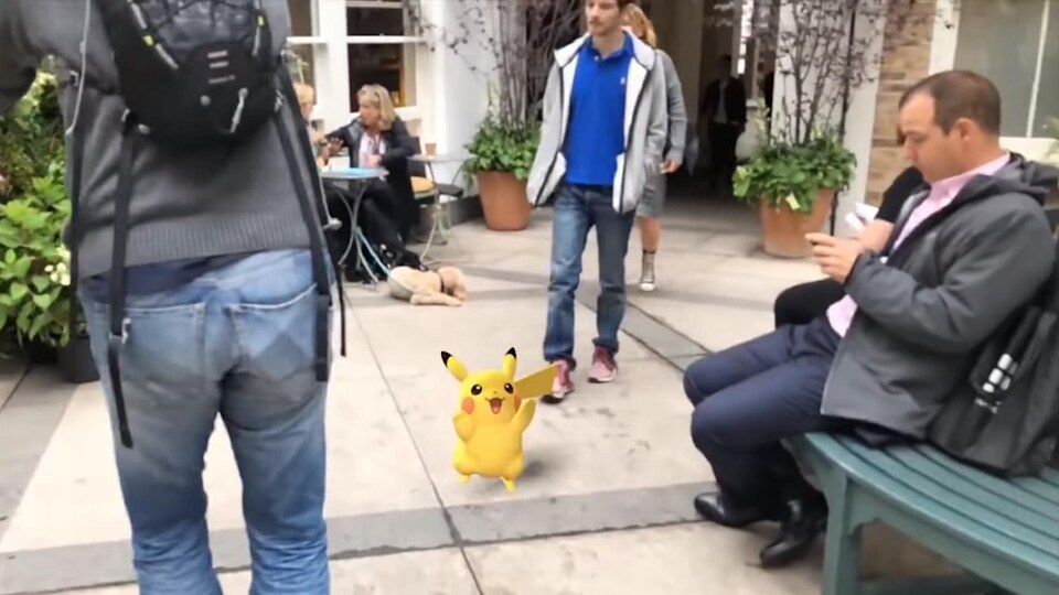 Une version 3D de Pikachu, de Pokémon, superposé dans le monde réel dans une démonstration de la technologie de réalité augmentée de Niantic.