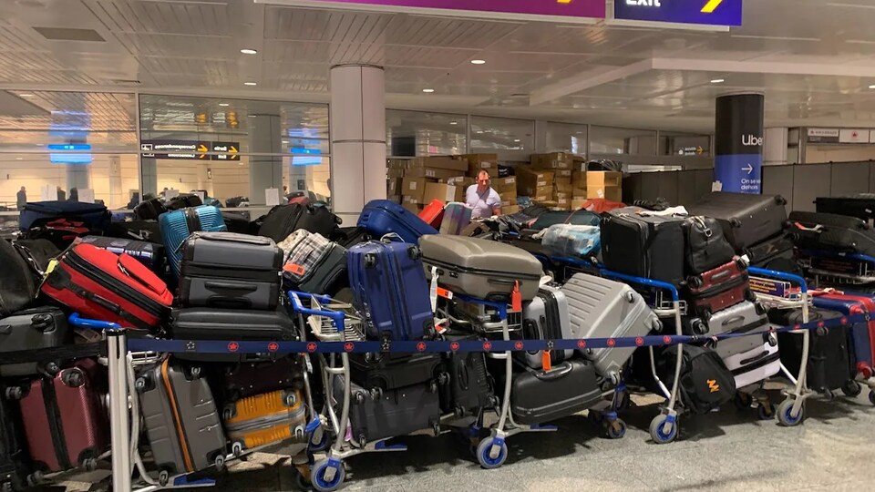 Une pile de bagages dans un aéroport.