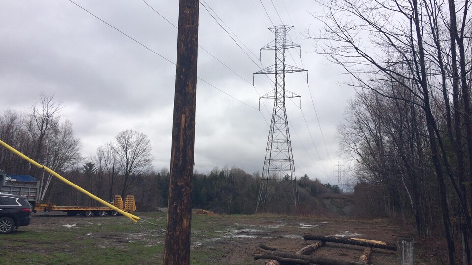 Un pylone d'Hydro-Québec menace de s'effondrer à la suite d'un glissement de terrain survenu jeudi, près de la route 159, à Sainte-Anne-de-la-Pérade.