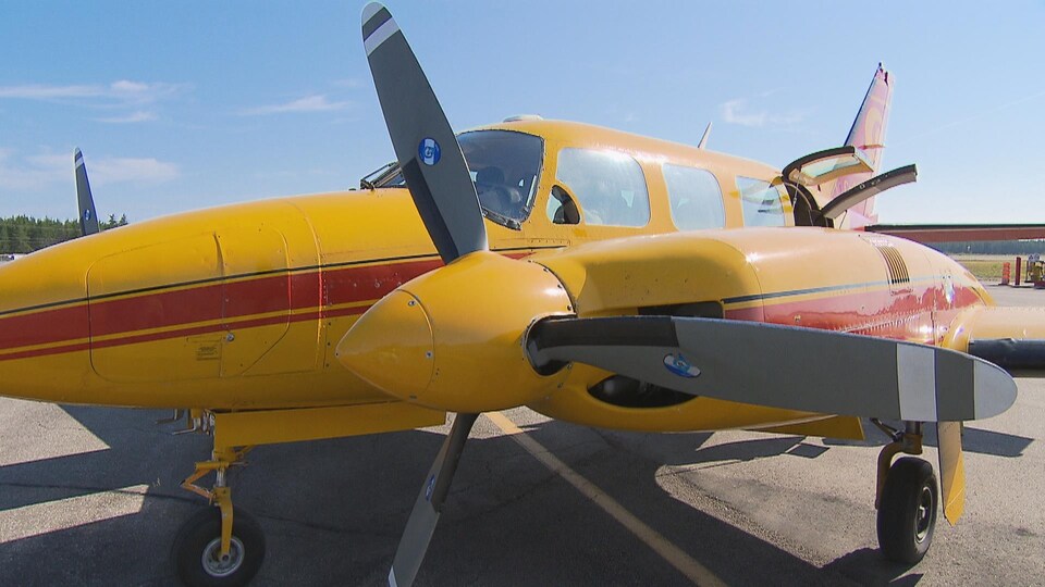 Un avion jaune sur une piste d’atterrissage