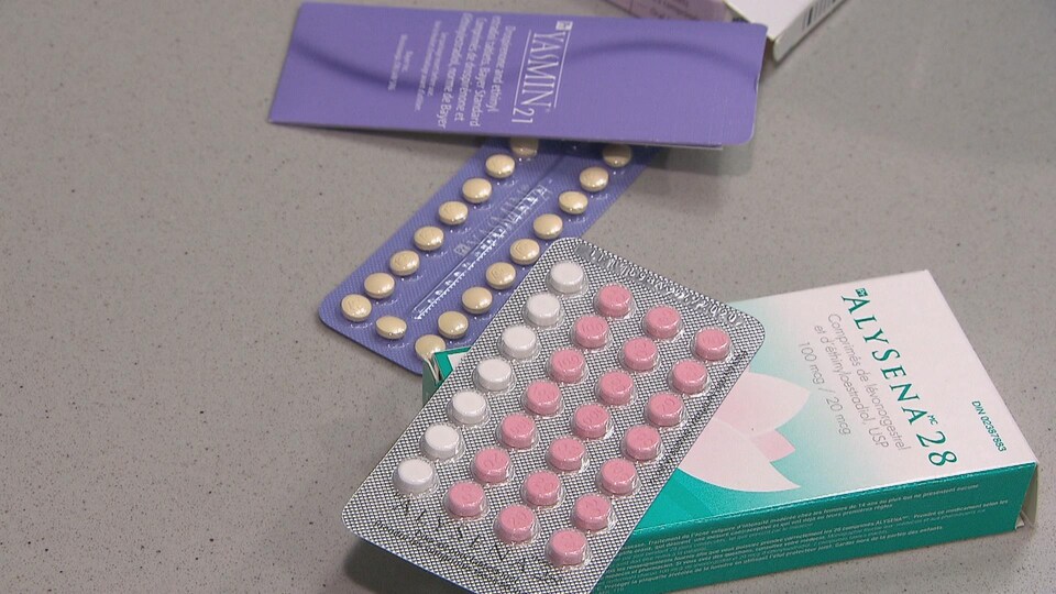 Boîte de contraceptifs Alysena 28 et comprimés.