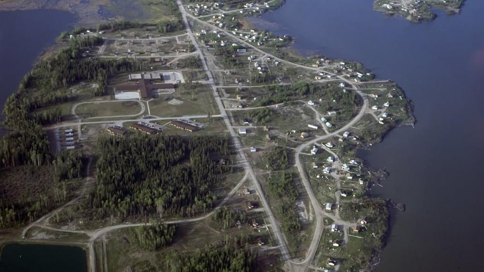 Vue aérienne d'une communauté située sur un lac.