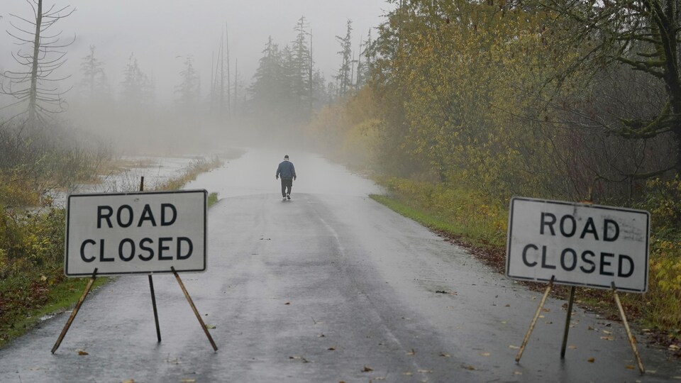 Une route impraticable avec des panneaux indiquant que le chemin est fermé. 