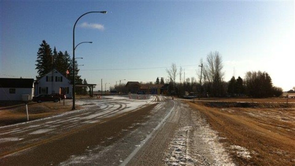 Le poste frontalier de Piney, au Manitoba, alors qu'il y a de la neige sur le sol.