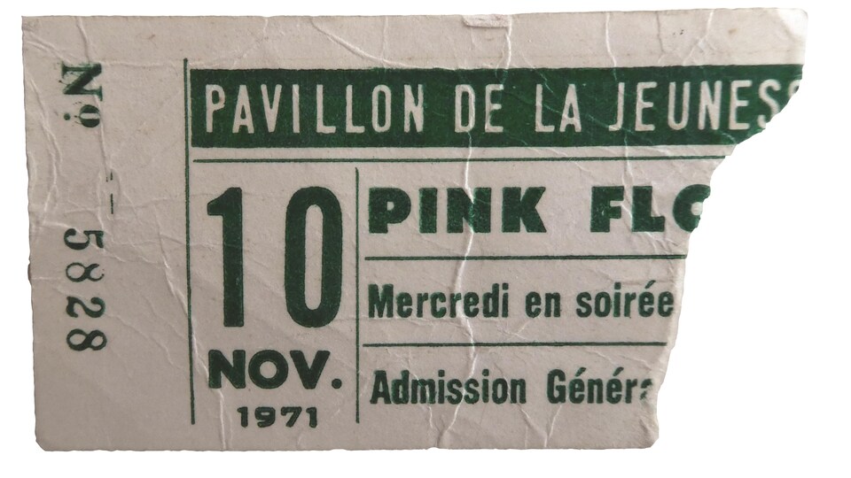 Un billet de spectacle déchiré, daté du 10 novembre 1971.