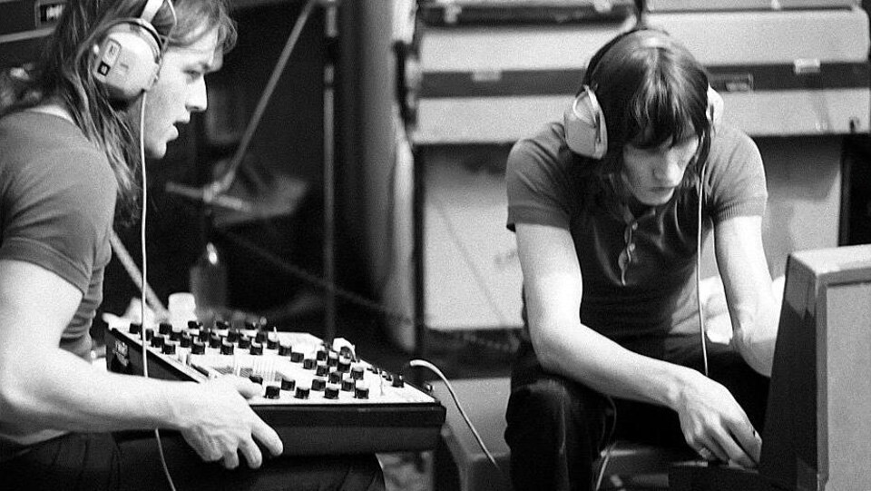 David Gilmour et Roger Waters de Pink Floyd en 1972. Ils jouent de la musique. La photo est en noir et blanc.