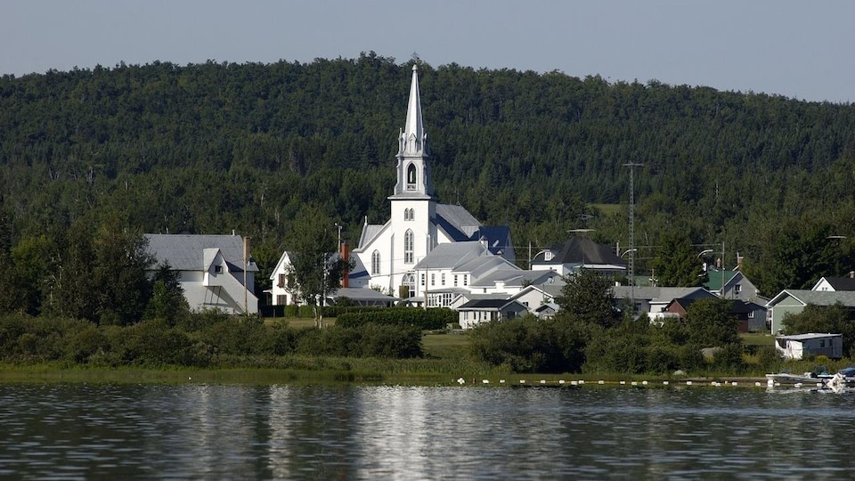 Une église devant un lac à Piopolis, dans les Cantons-de-l'Est.