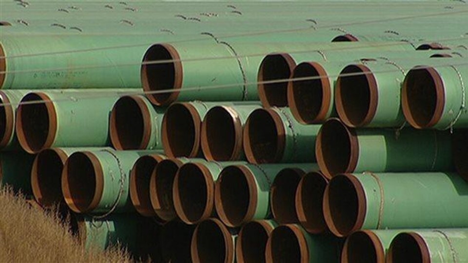 Des pipelines en attente d'être assemblés.