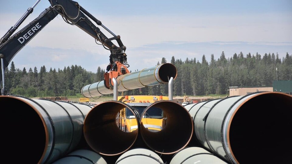 Plan serré de tuyaux sur un chantier de Trans Mountain à Edson, en Alberta.