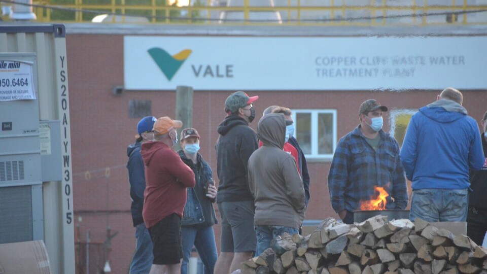 Le piquet de grève devant les installations de Vale à Copper Cliff.