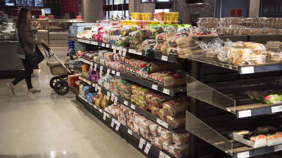 La rangée des pains dans une épicerie de Toronto.