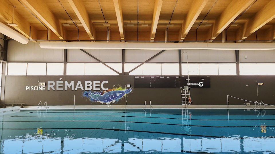 La piscine de 25 m intégrée au complexe sportif.