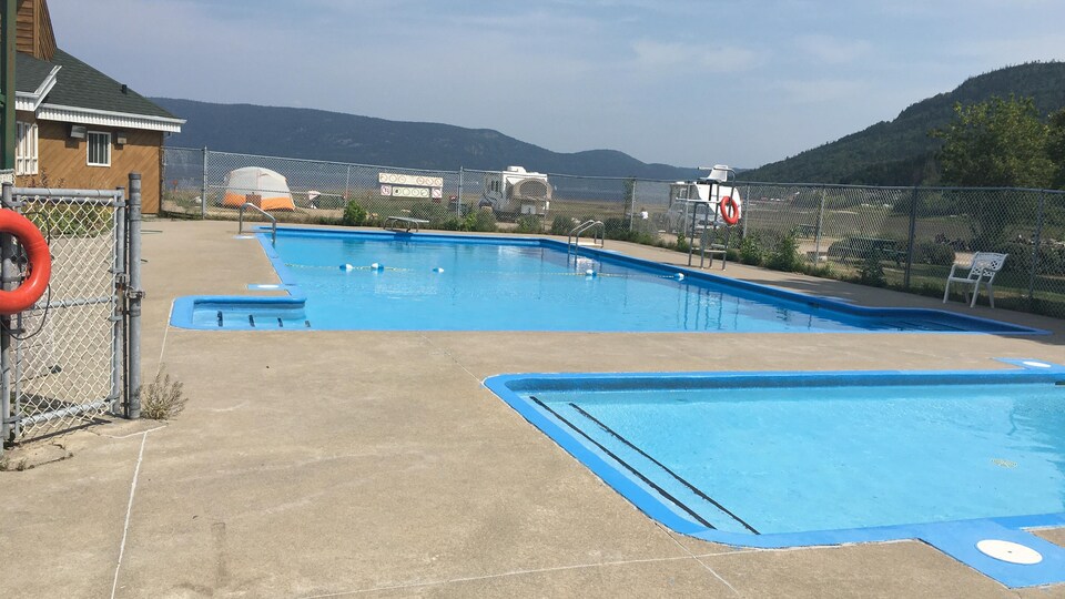 Une piscine vide.