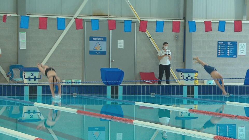 Deux jeunes plongent à l'eau.