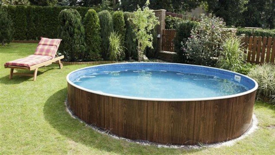 Une piscine hors-terre dans une cour arrière.