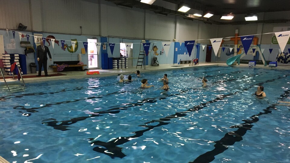 Des baigneurs s'entraînent dans la piscine.