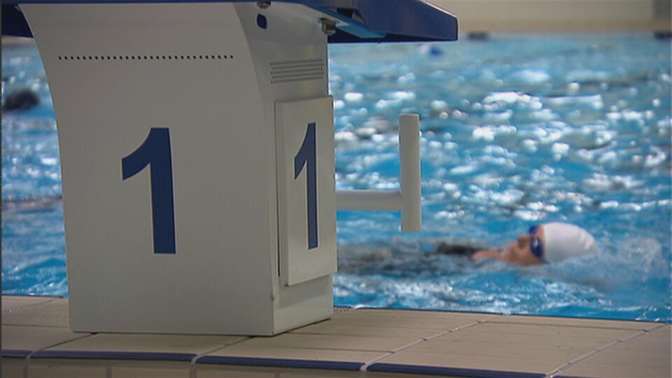 Une personne nage dans une piscine intérieure d'Arvida.