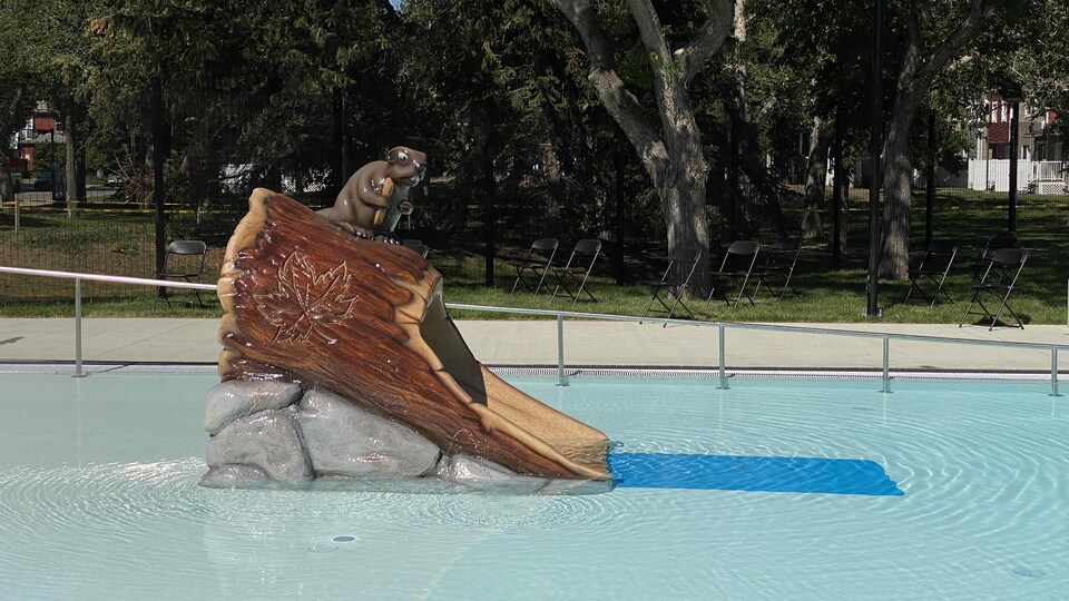 Au milieu de la piscine extérieure se trouve une glissade pour enfants en forme de tronc d'arbre sur lequel figue un castor. 