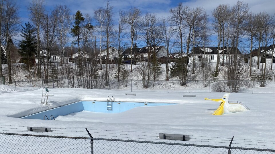 La piscine du parc des Ormeaux à Trois-Rivières ensevelie sous la neige.
