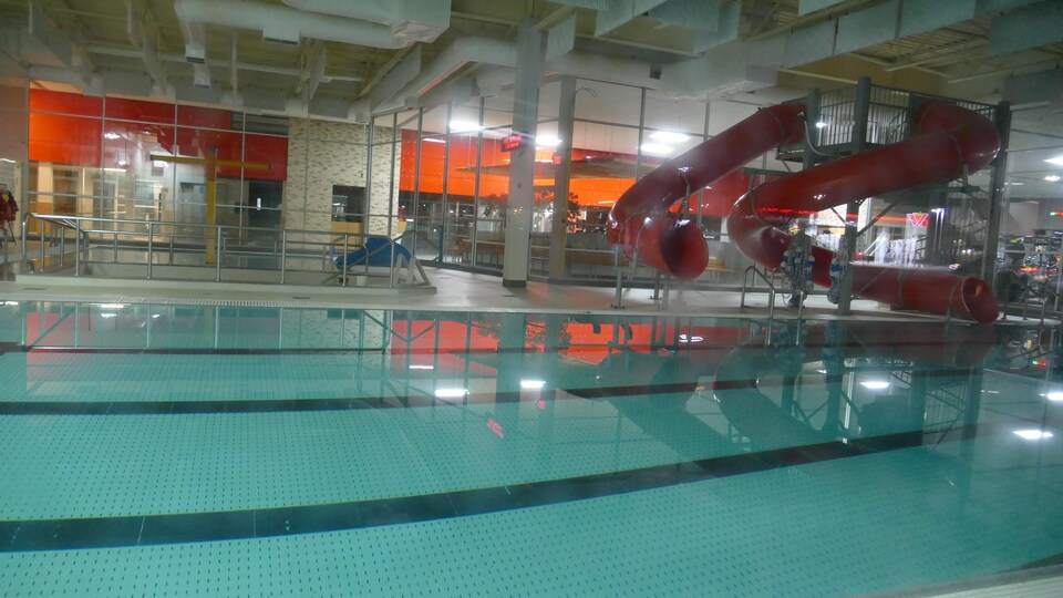 Une piscine intérieure fermée.