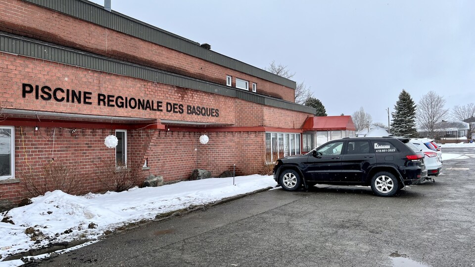 Une vue extérieure de l'édifice qui abrite la piscine régionale des Basques à Trois-Pistoles